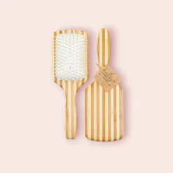 Brosse Démêlante En Bambou "Large" -Boutique Ipheos a3cf4dd1c27f44a78bf302826940f92e 3105 beaute brosse large photoroom